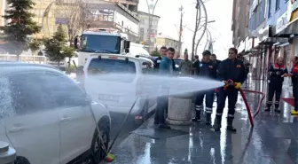 Hakkari çarşısı köpüklü suyla yıkandı