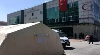 Kayseri'de hastalar için devlet hastanesinin bahçesine çadır kuruldu