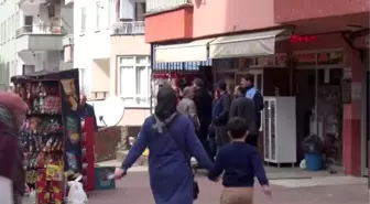 Rize'de yıkılma riski nedeniyle tahliye edilen binada oturanlar, eşyalarını boşaltıyor