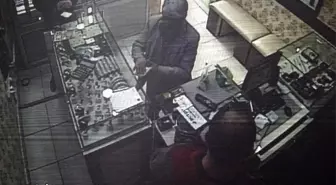 Hem yasağı deldi, hem de kuyumcuyu dolandırdı