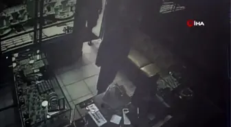 Hem yasağı deldi, hem de kuyumcuyu dolandırdı... Yaşanan o anlar güvenlik kamerasında