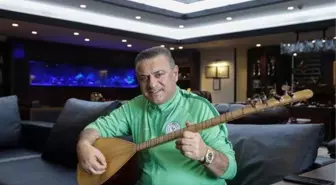 Kendisini karantinaya alan Hasan Kartal bağlama öğreniyor