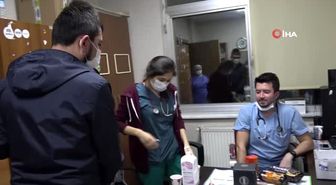 Sağlık çalışanlarına moral için 250 adet pastayı ücretsiz dağıttı