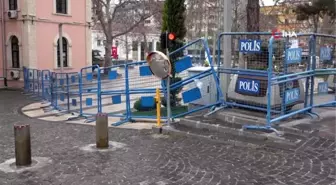 Uyarılar dinlenmeyince, polis meydanı barikatla kapattı