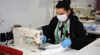 Patiska kumaştan maske dikiyor, siparişlere yetişemiyor