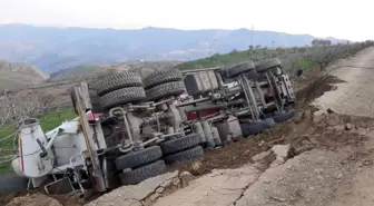 Siirt'te toprak yolun çökmesi sonucu kamyon devrildi: 1 yaralı