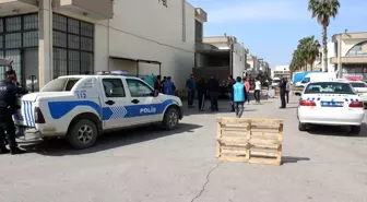 Adana'da, kamyonun kapağındaki asansöre kafası sıkışan şoför öldü
