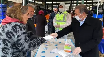 Bigadiç Belediye Başkanı Avcu, maske ve eldiven dağıttı