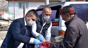 Evinden çıkamayan yaşlılara sıcak yemek