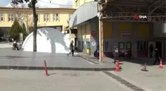 Gaziantep'te hastane bahçelerine afet çadırları kurulmaya başlandı