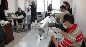 Hataylı gönüllülerden asker ve sağlık çalışanları için maske üretimi