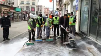 Iğdır Belediyesi  yolları sabunlu suyla dezenfekte ediyor