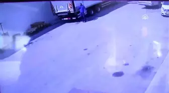 Kamyonun kapağındaki asansöre kafası sıkışan şoför öldü