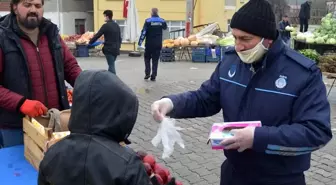 Ladik'te pazar esnafı ve vatandaşlara eldiven dağıtıldı