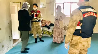 Mardin'de yaşlı çiftin ihtiyaçlarını jandarma karşıladı