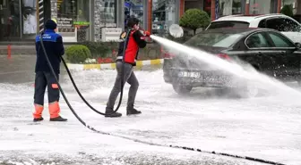 Rize'de cadde ve sokaklar deniz suyu ile yıkanıyor