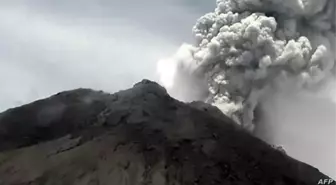 Endonezya'da yanardağ patlaması: Merapi Volkanı 5 km yükseğe kül püskürttü