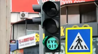 Sakarya'da trafik ışıklarında korona virüse karşı, 'Evde kal' ve 'Eve git' çağrısı