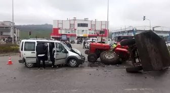 Samsun'da hafif ticari araç ile traktör çarpıştı: 4 yaralı