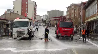 Ahlat'ta cadde ve sokaklar ilaçlı suyla yıkanıyor