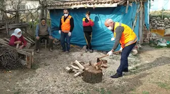 Amasya'da Vefa Sosyal Destek Grubu ekibi Ali dedenin odunlarını kırdı