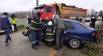 DÜZCE Otomobil kamyona çarptı 2 yaralı