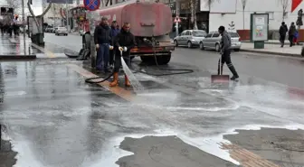 Kars Belediyesi Cadde ve sokakları köpüklü su ile yıkıyor