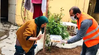 Kızıltepe'nin gönül elçileri evde börek yapıp yaşlılara götürüyor