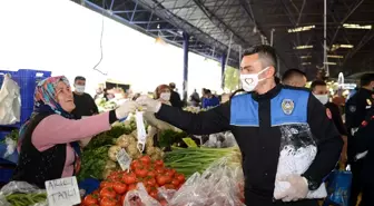 Kumluca Belediyesi ilçe pazarında maske dağıttı