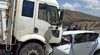 Otomobil önce yön levhasına, sonra kamyona çarptı: 1 ölü