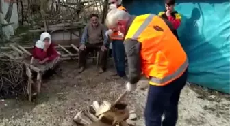 Vefa Sosyal Destek Grubu ekibi, Ali Dede'nin odunlarını kırdı