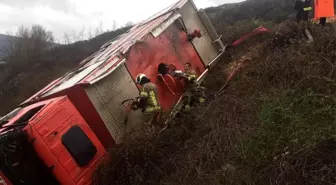 Yangına giden itfaiye aracı şarampole uçtu