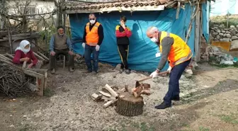 Yaşlı adamın odunlarını vefa ekibi kırdı