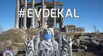 Zeus heykeline maske takıp 'evde kal' çağrısı yapıldı