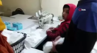 İstanbul'da 1 milyon adet sahte maske üreten atölyeye baskın kamerada