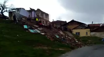 Malatya'da 2 katlı ev çöktü