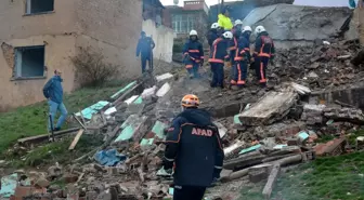 Malatya'da iki katlı metruk bina yıkıldı