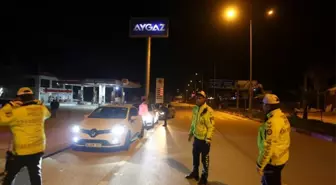 Mersin'de polis, Kovid-19 riskine karşı sürücülerin ateşlerini ölçtü