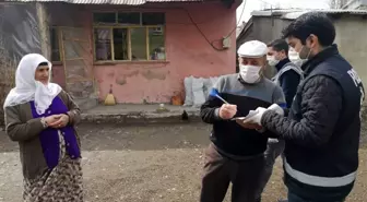 Polis, yakacağı biten yaşlı çifte odun götürdü