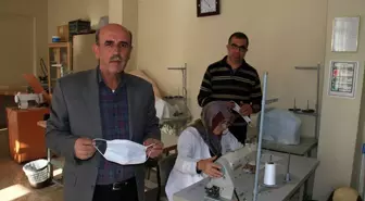 Sivas'ta öğretmenler gönüllü olarak siperlik ve maske üretiyor