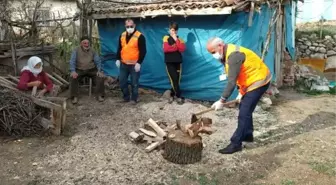 Vefa ekibi, yaşlı çiftin odunlarını da kırdı