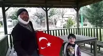 Yaşlı insan kılığına giren baba ve minik oğlu 'evde kal' dedi