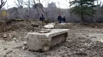 Burdur'da tarlasını süren çiftçi Roma dönemine ait yapı parçaları buldu