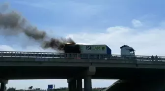 Köprülü kavşakta hareket halindeki cam yüklü tır yandı