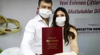 Korona virüsüne karşı tıbbı maske ve eldivenli nikah