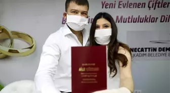 Korona virüsüne karşı tıbbı maske ve eldivenli nikah