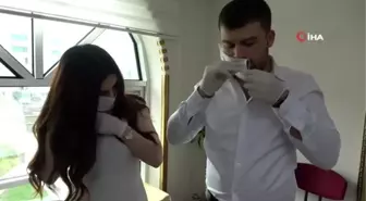 Korona virüsüne karşı tıbbı maske ve eldivenli nikah