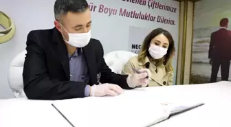 Nikah masasına maske ve eldivenle oturdular