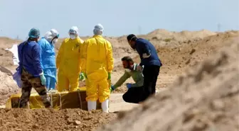 Yakınları, koronavirüse yenik düşen kişinin tabutuna son kez dokundu