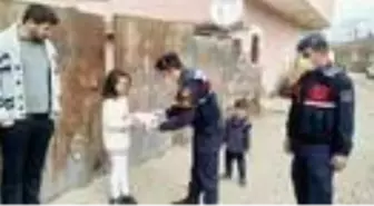 9 yaşındaki Hilal, biriktirdiği 120 lirayı kampanyaya bağışladı